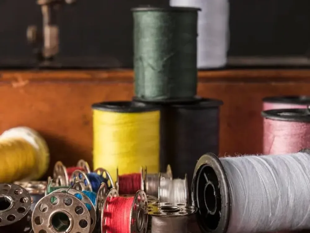 como-encher-bobina-maquina-costura-agulhas-tecidos-especificos-costura-invisivel